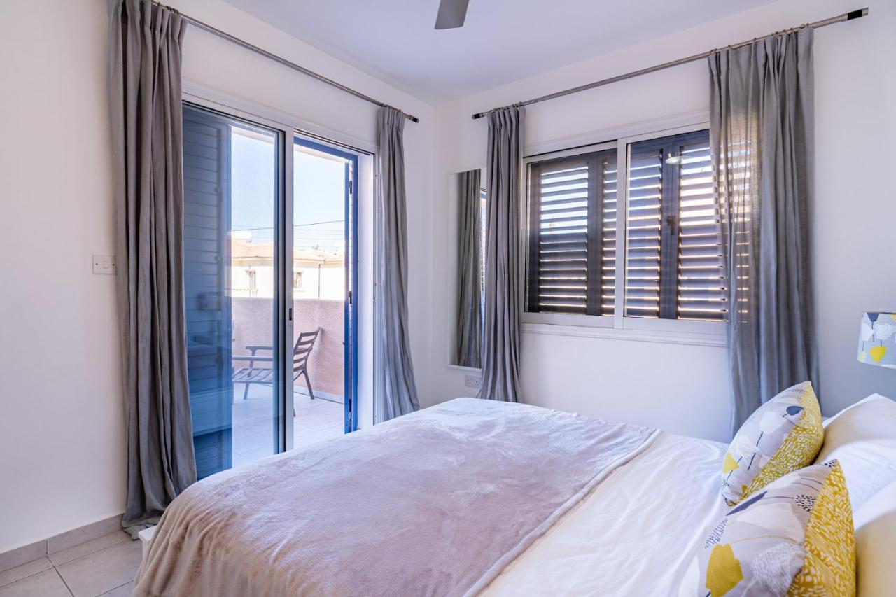 Summer Breeze Holiday Apartment With Pool Paphos ภายนอก รูปภาพ