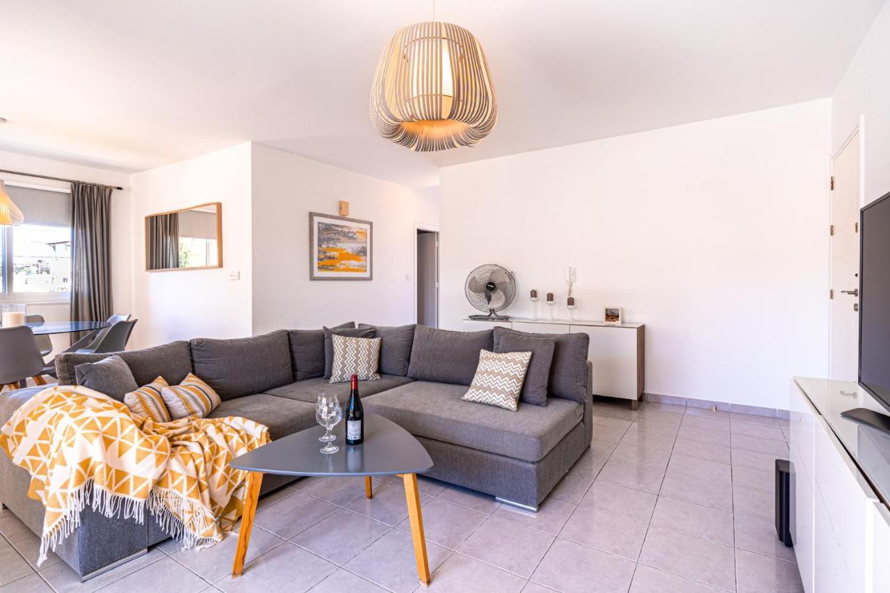 Summer Breeze Holiday Apartment With Pool Paphos ภายนอก รูปภาพ