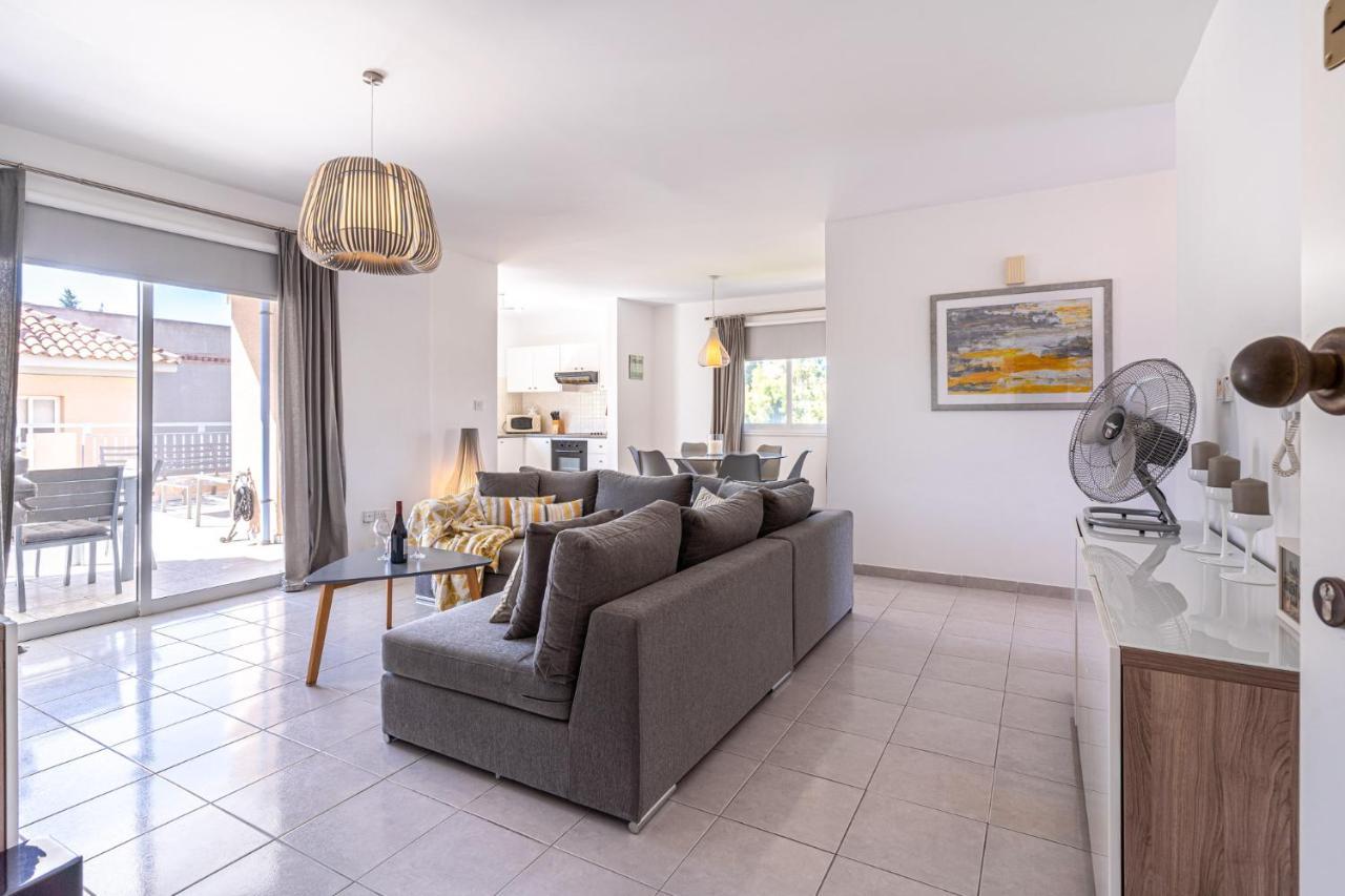Summer Breeze Holiday Apartment With Pool Paphos ภายนอก รูปภาพ