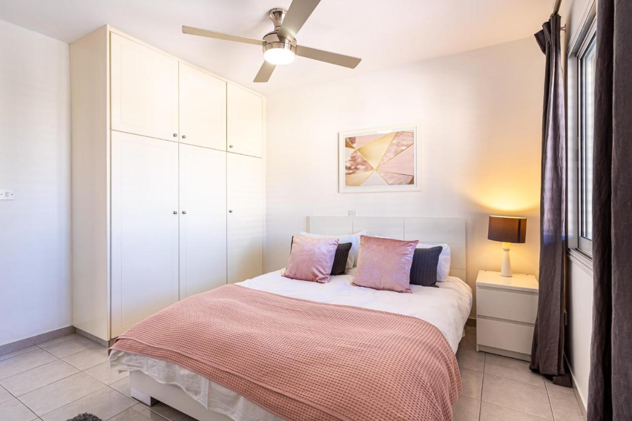 Summer Breeze Holiday Apartment With Pool Paphos ภายนอก รูปภาพ